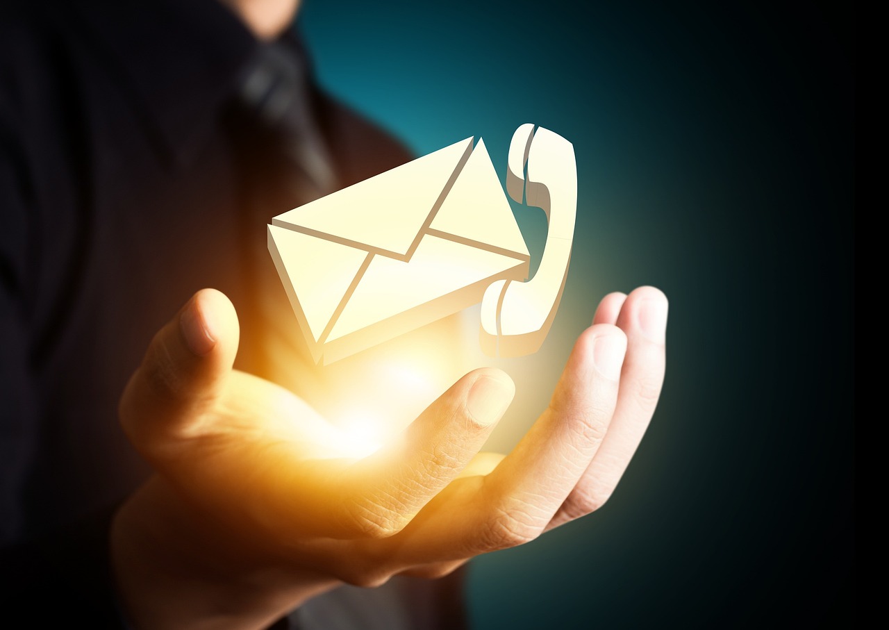 Kontaktformular als Brief und Telefon dargestellt